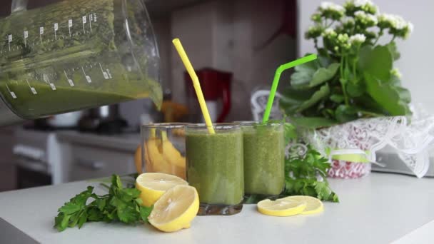 Cocktail vitaminé vert. Des smoothies. Nettoyage du corps — Video