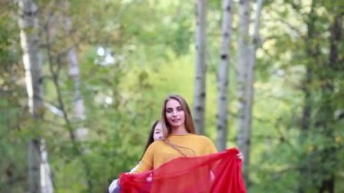 Doğa bir atlama kumaş iki genç mutlu kızla