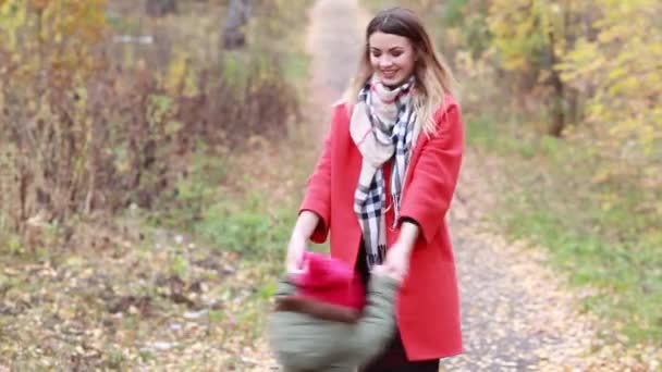 Feliz madre e hija divirtiéndose jugando en el parque en otoño — Vídeos de Stock