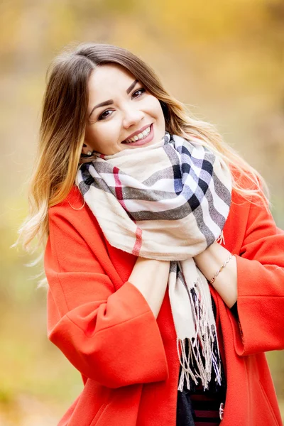 女孩在红色外套和围巾秋日性质 — 图库照片