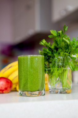 Vitamini yeşil temizlik güler yüzlü. Detoks