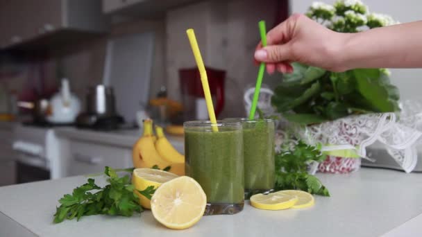 Зеленый витаминный коктейль. Детоксикация — стоковое видео