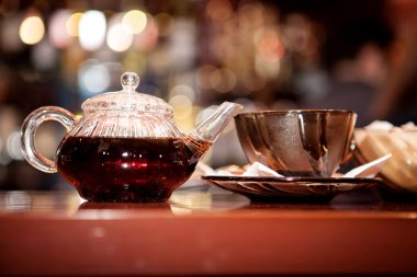 Bir cam siyah koyu çay