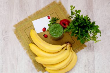 Maydanoz ve sebze yeşil kokteyl. Smoothies