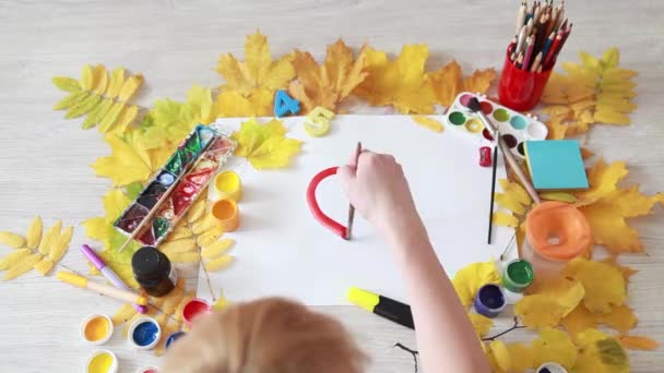 Kırmızı kalp bir yaprak kağıda çizim. Sonbahar ilham — Stok video