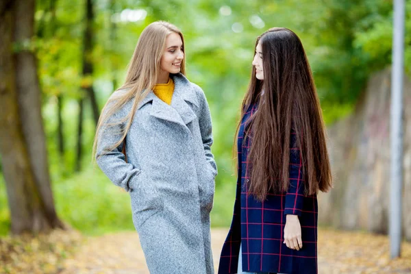 Freundinnen im Herbstwald — Stockfoto