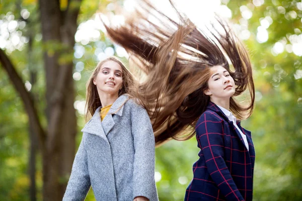 Девушки с длинными густыми волосами на природе в парке — стоковое фото