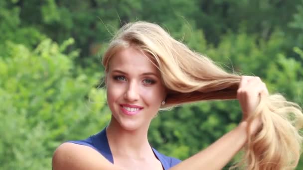 A loira com cabelo longo e bonito na natureza — Vídeo de Stock