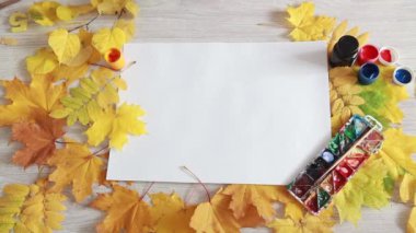 Sonbahar yaprakları ve nesneleri bir ahşap arka plan üzerinde boya için