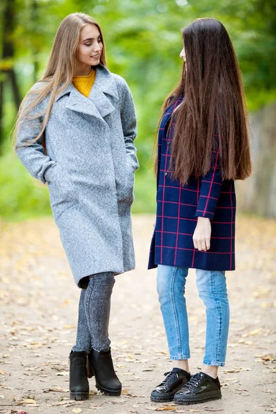Dos hermosas chicas en el bosque de otoño — Foto de Stock
