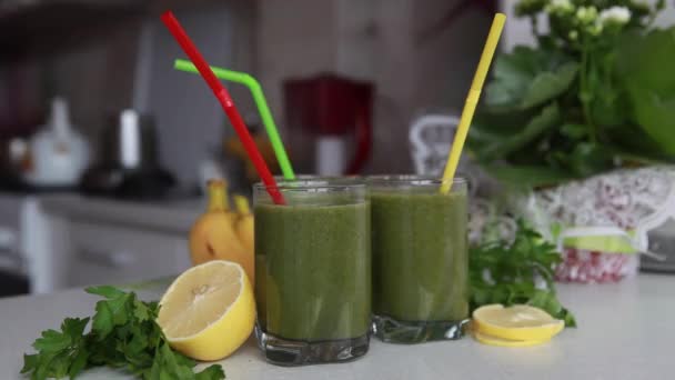 Rack fokus och luta från en korg med frukt till en frisk grön smoothie — Stockvideo