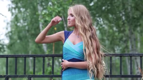 Bir parkta uzun beyaz saçlı güzel genç kadın — Stok video