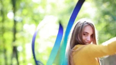 Mavi kurdele jimnastik açık havada olan kadın