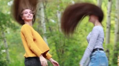 Doğada uzun saç peluş ile iki güzel kız