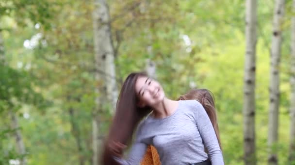 Wag testa ragazze con lunghi capelli spessi. Cura dei capelli — Video Stock