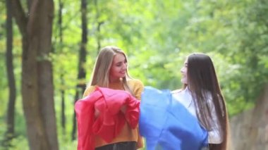 Mavi ve kırmızı bez yaz parkta genç kadınlarla atlama