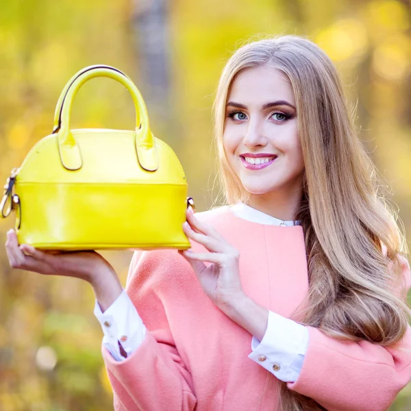 Bir sarı deri çanta sonbahar günü doğa ile güzel kız — Stok fotoğraf