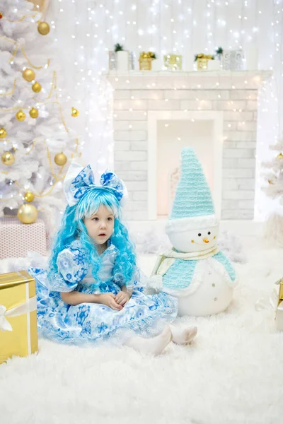 Vacker flicka i Christmas kostymer för — Stockfoto