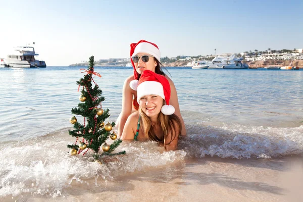 两个年轻妇女庆祝新年假期的海滩上 — 图库照片