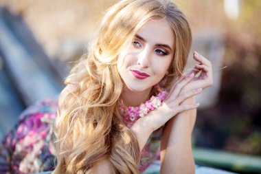 Doğada saç ve takı ile güzel kız moda