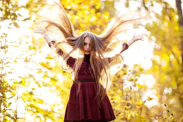 Menina bonita nova com cabelos longos no dia de outono no parque — Fotografia de Stock