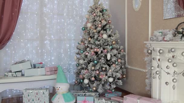 Arbre de Noël dans un intérieur festif — Video