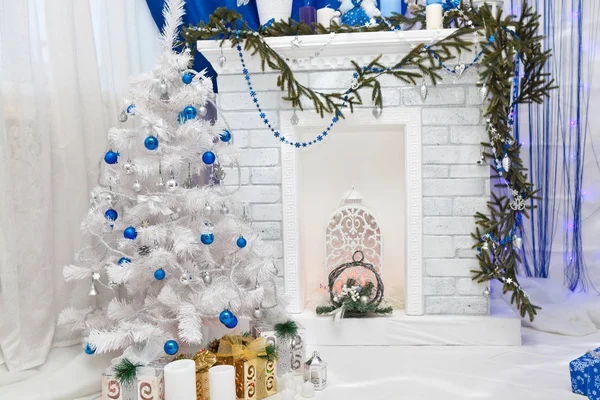 Belo quarto decorado de férias com presentes de árvore de Natal sob ele — Fotografia de Stock