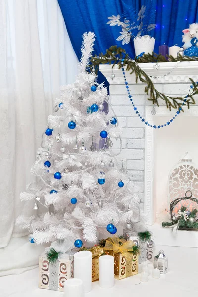 Árvore de Natal branco com presentes — Fotografia de Stock