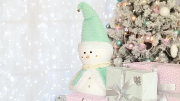 Árvore de Natal e boneco de neve na sala — Vídeo de Stock