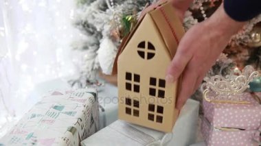Noel hediyeleri ve Noel ağacının altında bir karton kutu ile iki katlı ev