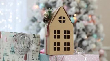 Bir Noel ağacı altında kağıt iki katlı ev. Yeni yıl