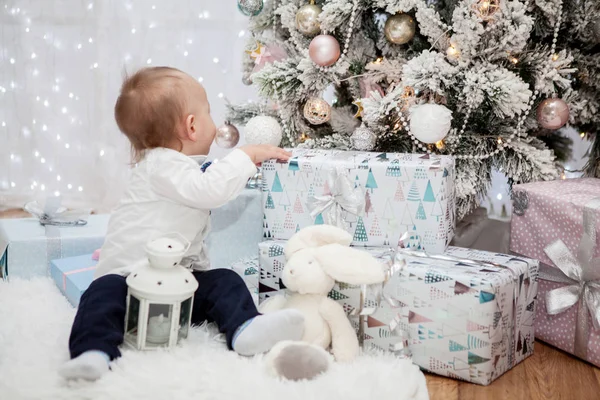 Little baby in a festive New Years interior — Stock Photo, Image