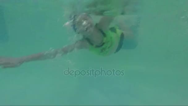 A gyermek úszik víz alatt a medence — Stock videók