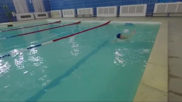 Girl swims in a pool of water — Stock Video