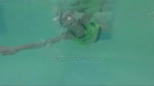 The little girl in the water park swimming underwater — Stock Video