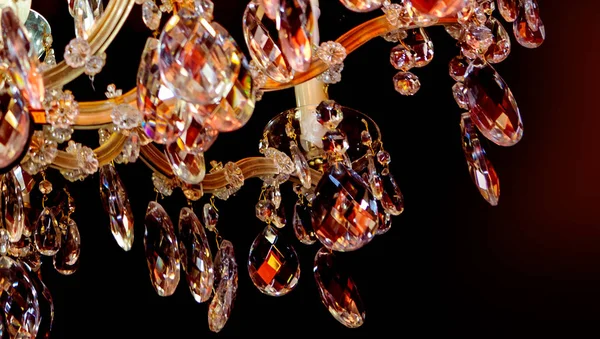 Bordo arka plan üzerinde güzel kristal avize — Stok fotoğraf