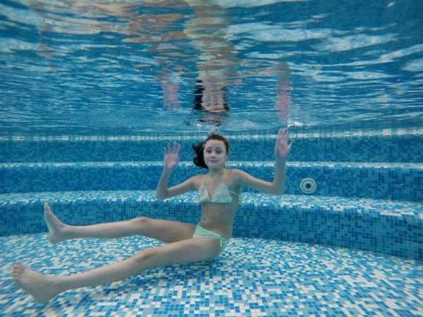 수영장에서 물 속에서 아름 다운 소녀 14 수레 — 스톡 사진