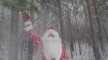 Noel Baba ormandaki çökmekte karda