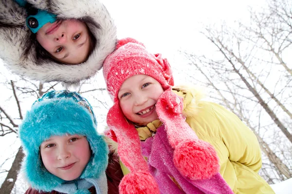 Séta a téli nap boldog család — Stock Fotó