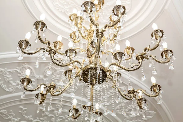 Lámpara de araña en habitación clásica brillante — Foto de Stock