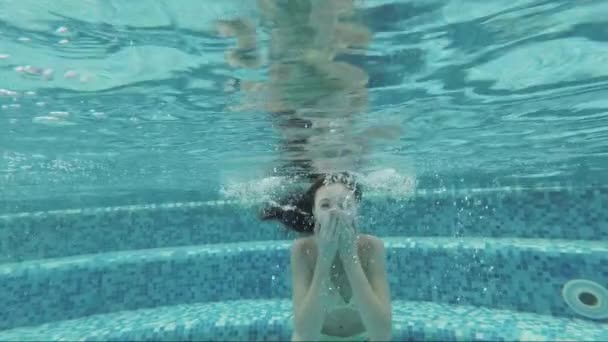 Adolescente nuota sotto l'acqua facendo baci — Video Stock