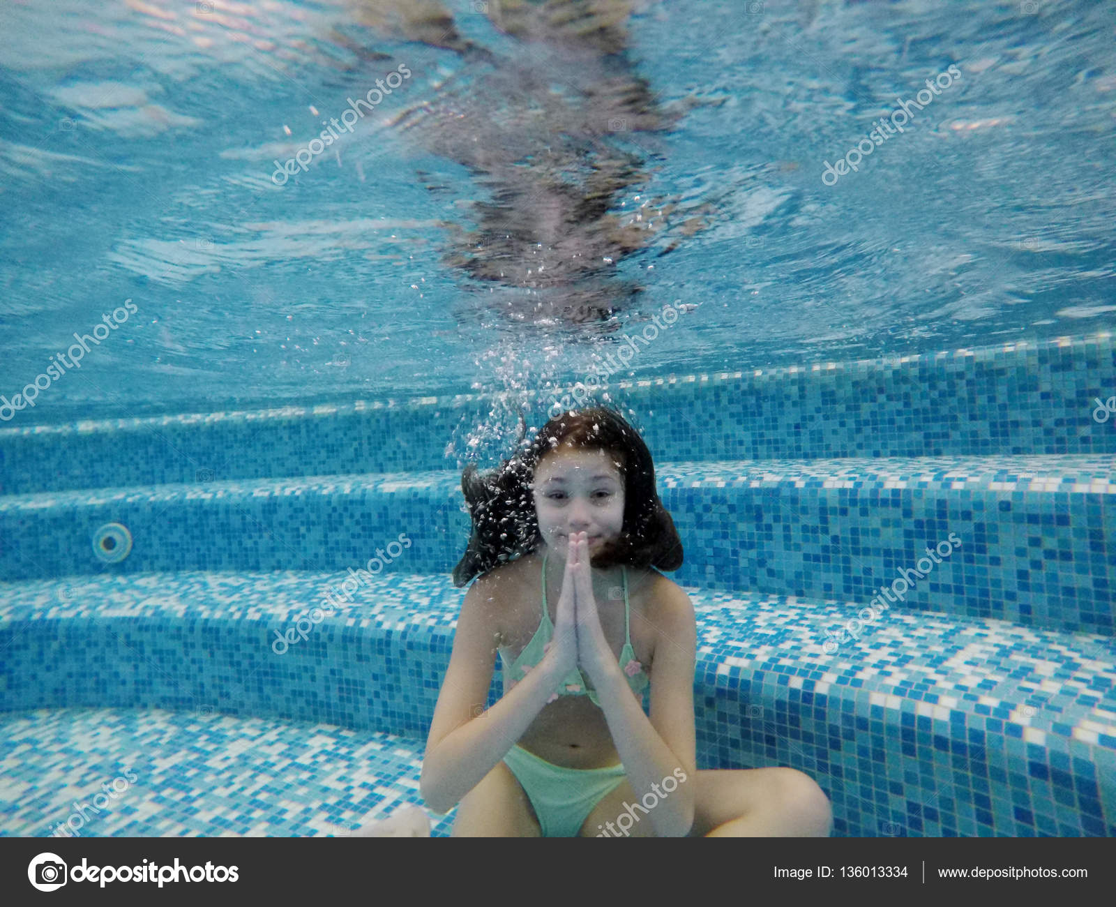 Teenager Mädchen Unter Wasser Im Pool Stockfotografie Lizenzfreie Fotos © Dina777 136013334