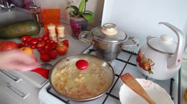 Hazırlık ve yangın kokulu gıda ocakta bir tavada