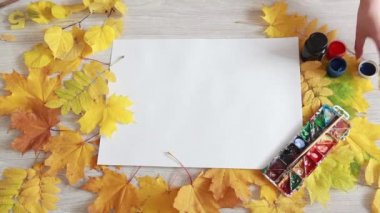 Sonbahar yaprakları ve suluboya boya