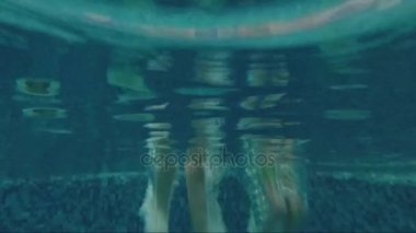 bir adamın bir havuza atlama su atış altında