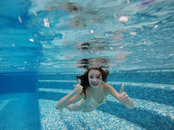 즐거운 여자 수영장에서 수 중 수영 — 스톡 사진
