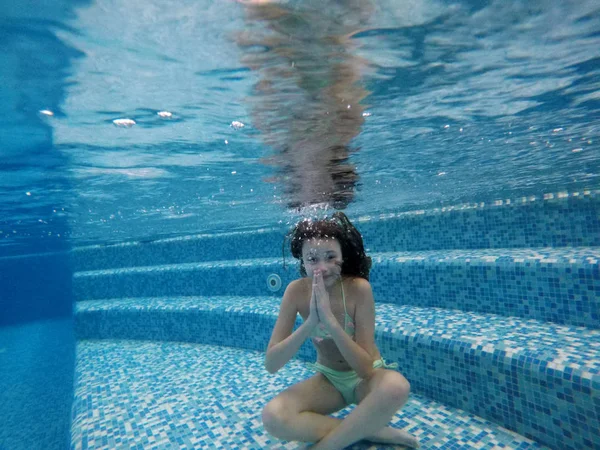 수영장에서 물 속에서 여자의 수 중 샷. 로터스 포즈 — 스톡 사진