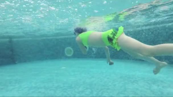 Çocuk sualtı havuzunda yüzüyor — Stok video