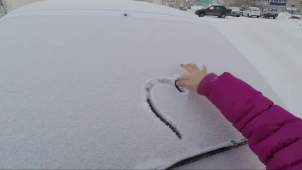 De figuur van een hart in de sneeuw, de verklaring van de liefde in de sneeuw — Stockvideo