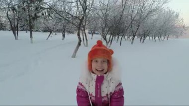 Çocuk kar kış yürüyüş atar